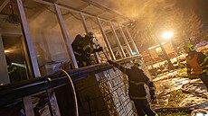 Zásah hasi u poáru chaty v Komorní Lhotce na Frýdecko-Místecku. Plameny se...