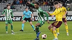 Sparanský kapitán Ladislav Krejí a  Jaden Montnor z Arisu Limassol v utkání...