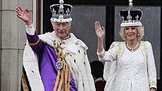 Krá Karel III. s chotí mávají po korunovaci z balkonu Buckinghamského paláce...