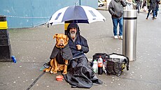 Bezdomovec ped nádraím Waterloo v Londýn (27. listopadu 2023)