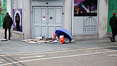 Bezdomovec spí na chodníku v centru Londýna. (30. listopadu 2023)