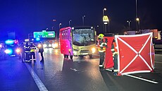 Na dálnici D1 nedaleko Prhonic srazil minibus chodce. (18. prosince 2023)