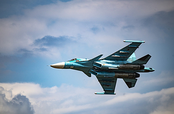 Ruský bitevník Suchoj Su-34 letí na neznámém míst na Ukrajin. (16. ervence...