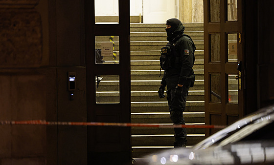 Policejní vyetování po ádní masového vraha na Fillozofické fakult Univerzity Karlovy ped vánoními svátky.