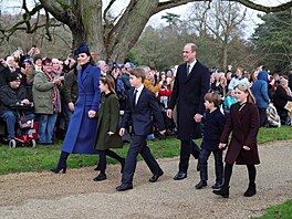Princ William s rodinou picházejí na tradiní vánoní bohoslubu v...
