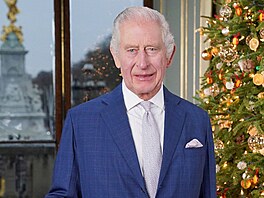 Britský král Karel III. bhem natáení vánoního poselství v Buckinghamském...