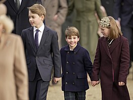 Zleva: Manelka krále Karla III., Camilla, princové George a Louis a Mia...