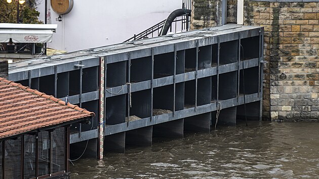 Protipovodňová vrata v pražské Čertovce jsou uzavřena. (25. prosince 2023)