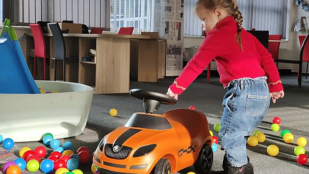 Malá Emily testuje designové odrážedlo značky Škoda.