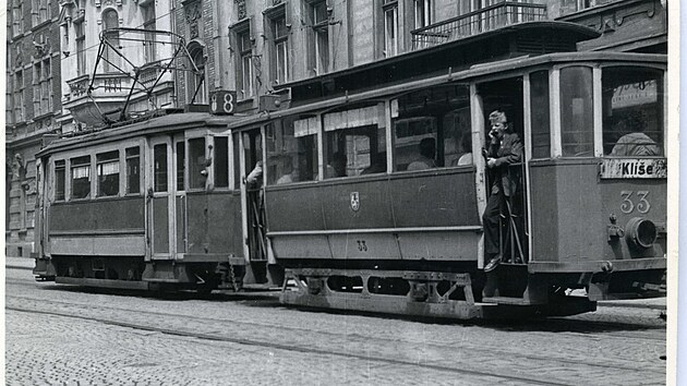 Vůz vyrobila mezi lety 1900 a 1901 vagónka Weyer v Düsseldorfu pro pouliční dráhy v Krefeldu v Porýní-Vestfálsku. Tam byl v roce 1911 přestavěn na vlečný vůz a v roce 1924 ho společně s dalšími šesti stejného typu odkoupilo Ústí nad Labem.