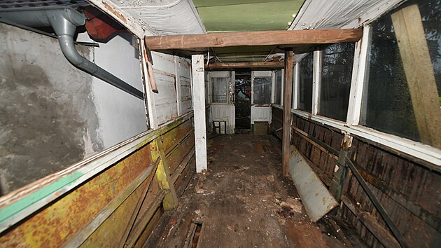 Muzejníci přestěhovali historickou tramvaj, která sloužila jako zahradní chatka, za pomoci jeřábu do depozitáře. (21. prosince 2023)