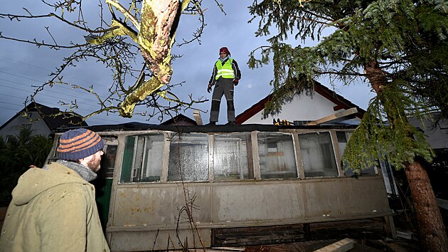 Muzejníci přestěhovali historickou tramvaj, která sloužila jako zahradní chatka, za pomoci jeřábu do depozitáře. (21. prosince 2023)