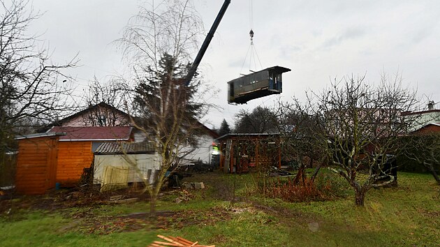 Muzejníci přestěhovali historickou tramvaj, která sloužila jako zahradní chatka, za pomoci jeřábu do depozitáře. (21. prosince 2023)
