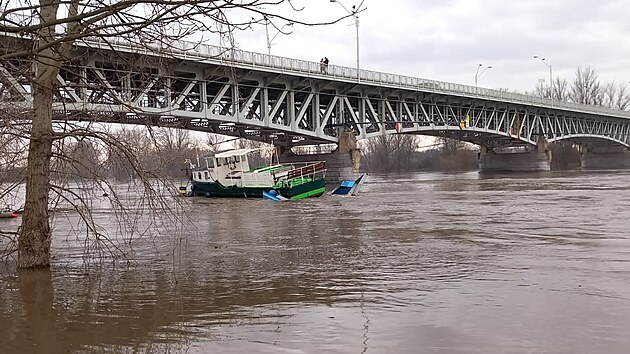 V Litoměřicích se uvolnilo molo i s lodí. (28. prosince 2023)