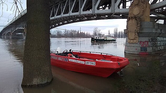 V Litoměřicích se uvolnilo molo i s lodí. (28. prosince 2023)