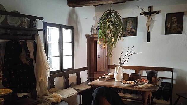 Vánoční podoba světnice v jedné z chalup v Rymicích. Na snímku je vidět stromek zavěšený u stropu.