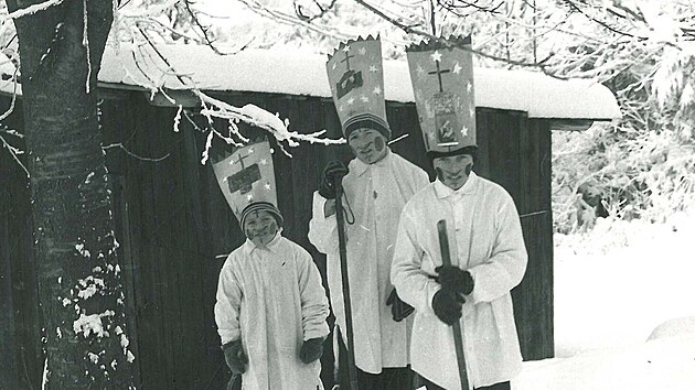 Chlapci v maskách tří králů na Valašsku