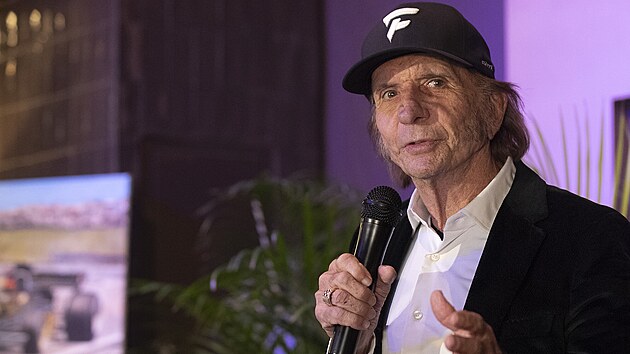 Emerson Fittipaldi na slavnostní akci v Praze diskutoval i o současné formuli 1. Emerson Fittipaldi na slavnostní akci v Praze diskutoval i o současné formuli 1.