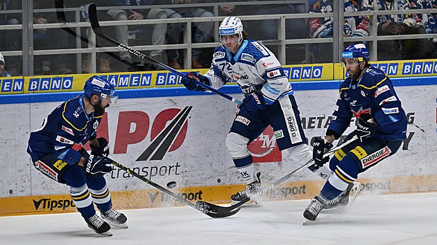 Útočník brněnské Komety Andrej Kollár (72) se pokouší prostrčit puk mezi...
