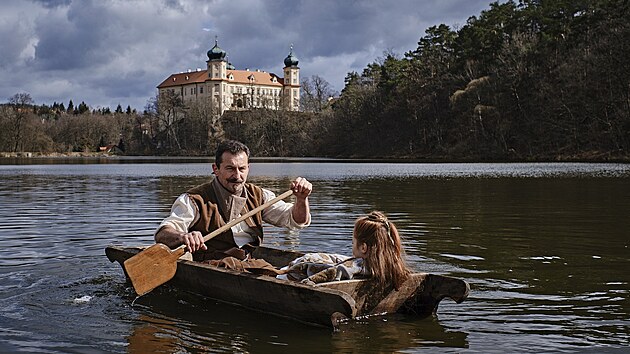 Při natáčení Tajemství staré bambitky 2 se filmaři vrátili do skanzenu Kouřim, ale využili také interiéry a okolí zámku Mníšek pod Brdy.