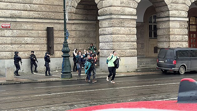 Policie zasahuje na náměstí Jana Palacha v Praze u nahlášené střelby ve škole. (21. prosince 2023)