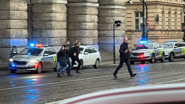 Policie zasahuje na náměstí Jana Palacha v Praze u nahlášené střelby ve škole. (21. prosince 2023)