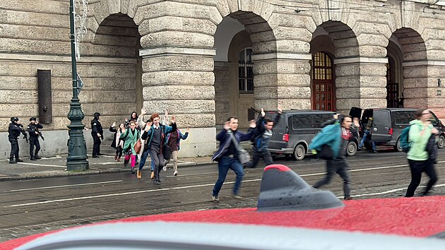 Policie zasahuje na náměstí Jana Palacha v Praze u nahlášené střelby ve škole. (21. prosince 2023)