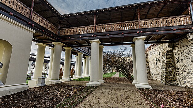 Na rekonstrukci zámeckých zahrad v Lysicích se podíleli čtyři architekti a tři stavbyvedoucí, v nejvytíženější den pracovalo v zahradách 76 dělníků a techniků. (19. prosince 2023)