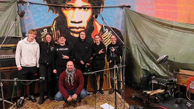 Studiové zkušenosti sbírali členové kapely Rockeři z II. patra ve věhlasném nahrávacím studiu Hacienda u Miloše Dodo Doležala.