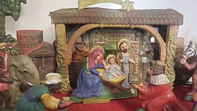 Historický betlém z papírmaše z první poloviny 20. století vystavený v mariánskolázeňském muzeu.