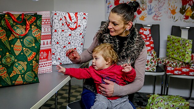V azylovém domě přichystali dětem, ale i jejich maminkám moc hezký Štědrý večer, dárek dostal úplně každý.