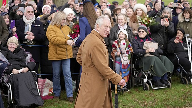 Krl Karel III. na prochzce mezi lidmi po tradin vnon bohoslub v Sandringhamu