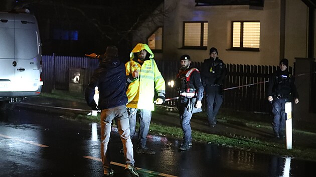 Desítky policistů zasahují v domě v Hostouni na Kladensku. Akce má souvislost s událostí na filozofické fakultě, potvrdil na tiskové konferenci policejní prezident Martin Vondrášek. (21. prosince 2023)