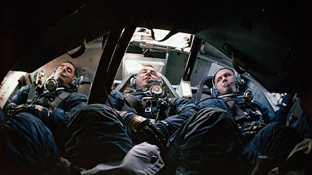 Posdka Apolla 8 na centrifuze (zleva): William Anders, James Lovell a Frank Borman