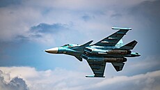 Ruský bitevník Suchoj Su-34 letí na neznámém míst na Ukrajin. (16. ervence...