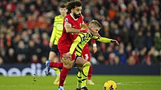 Liverpoolský kídelník Mohamed Salah (vlevo) se snaí dostat s míem pes...
