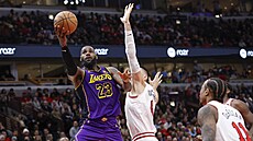 LeBron James (vlevo) z Los Angeles Lakers se snaí prosadit pes bránícího ...