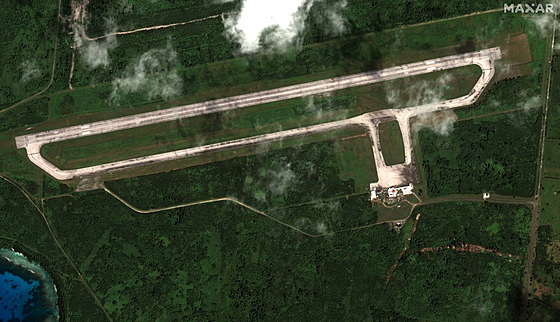 Satelitní snímky vojenské letit na ostrov Tinian na Severních Marianách,...