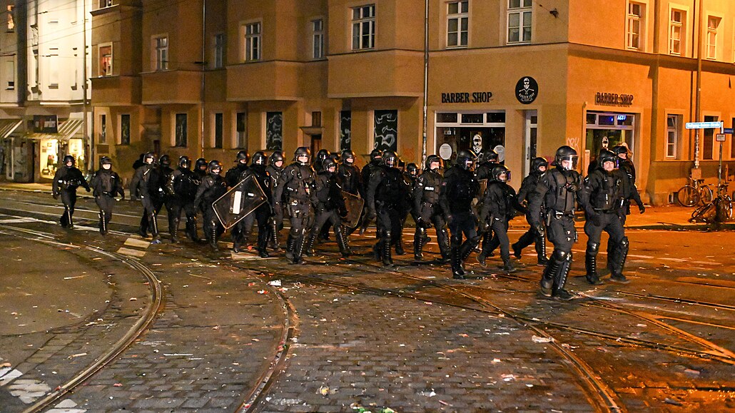 Nepodcenili to. Nmetí policisté hlídkují v ulicích Lipska.
