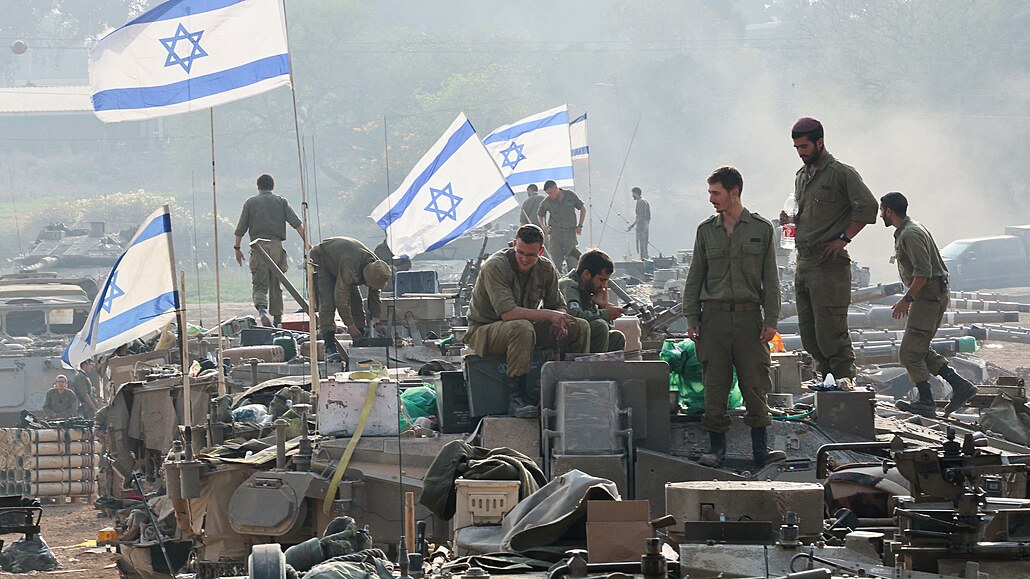 Izraeltí vojáci stojí na tancích u hranice mezi Izraelem a Gazou. (1. ledna...
