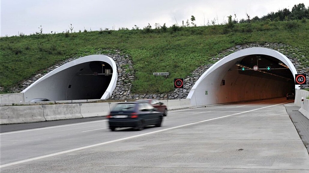 Dvoutubusový silniní tunel na D1 u Klimkovic.