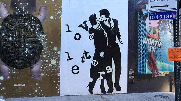 Slavn polibek Roberta Doisneaua jako street art v ulicch New Yorku (10. jna 2017)