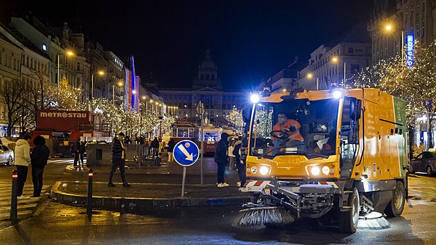 Úklid odpadků po silvestrovské noci v Praze. (1. ledna 2024)