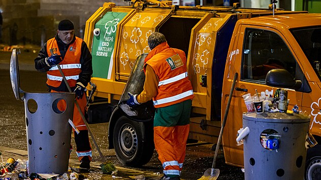 Úklid odpadků po silvestrovské noci v Praze. (1. ledna 2024)