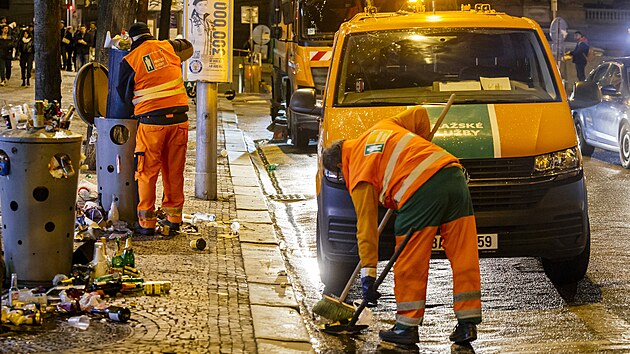 Úklid odpadků po silvestrovské noci v Praze. (1. ledna 2024)