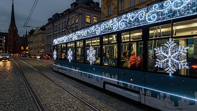 V nedli 19. listopadu 2023 vyrazily do olomouckch ulic vnon nastrojen tramvaje. Krom svtlek je tentokrt ozdobil i tematicky ladn polep.  Jezdily a do 6. ledna 2024.