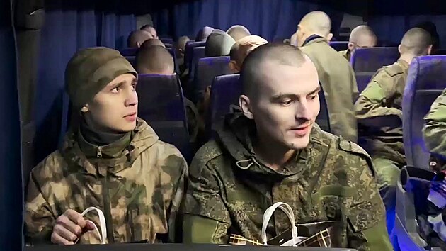 Rut vlen zajatci v autobusu na rusko-ukrajinsk sttn hranici v Belgorodsk oblasti (3. ledna 2024)