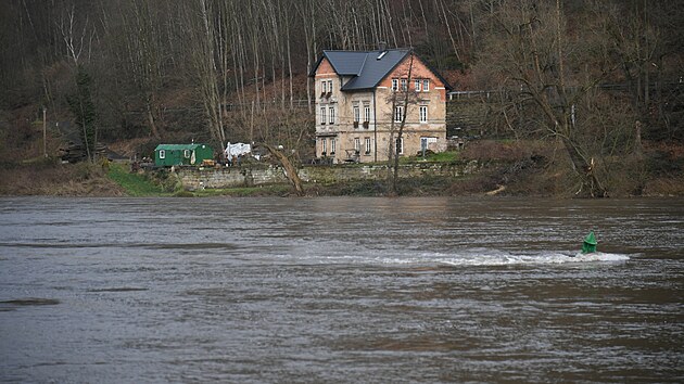 Dolní Žleb je kvůli stoupající hladině Labe v podstatě odříznutý od světa. (5. ledna 2024)