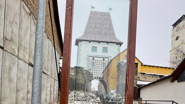 Při pohledu pod správným úhlem se návštěvníkovi Jablonného „zjeví“ dnes už zbouraná brána.