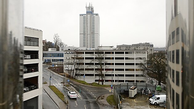 Nový parkovací dům za 246 milionů korun včetně daně nabízí 144 míst pro úředníky krajského úřadu, návštěvy či nájemce z podnikatelského inkubátoru Lipo.ink, a další stovku míst pro veřejnost v režimu P+R.